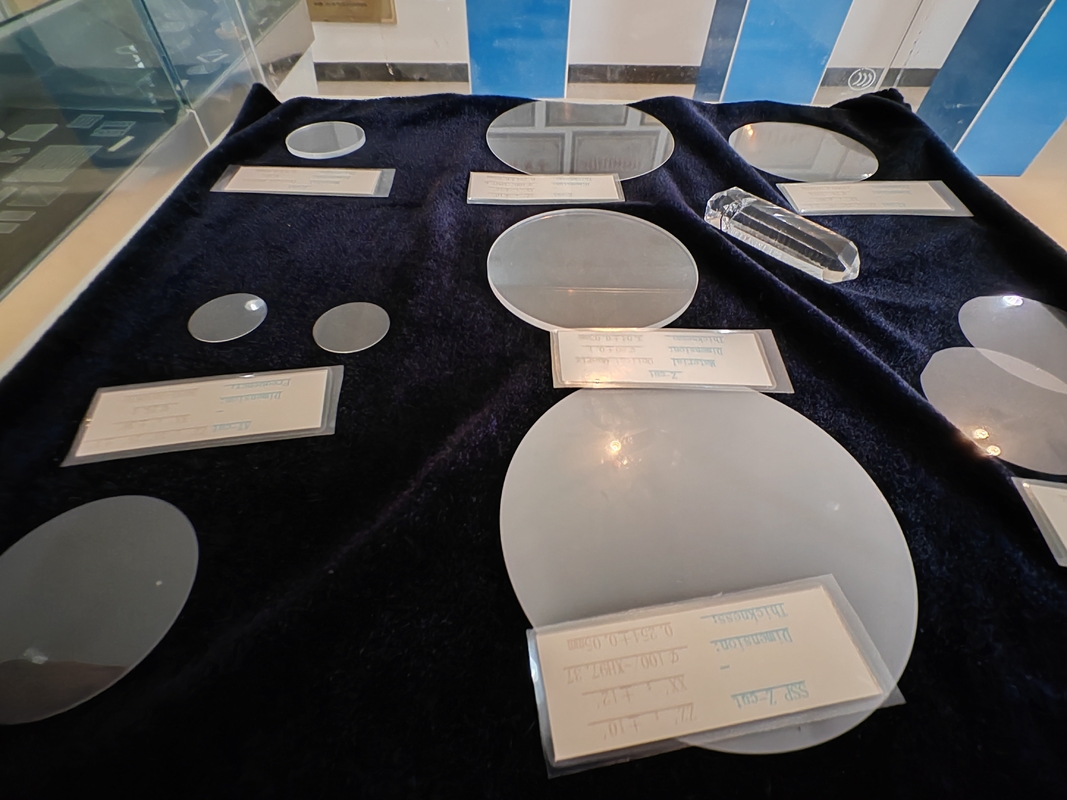 3 polegadas e 4 polegadasOpções de orientação personalizadas para wafer de quartzo de cristal único de alta temperatura